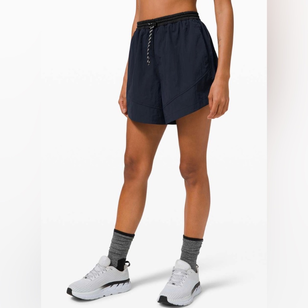 NWT Lululemon Evergreen Short
True Navy / Black